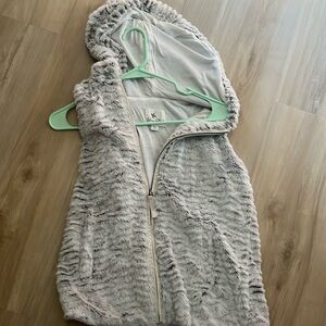 Hooded super soft vest